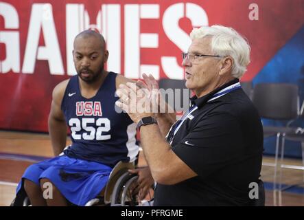 Rodney Williams, Haupttrainer für Rollstuhlbasketball, Gespräche im Team, Colorado Springs, Colorado, 29. Mai 2018. Der DoD-Krieger Spiele ist eine adaptive sports Konkurrenz für Verwundete, Kranke und Verletzte service Mitglieder und Veteranen. Rund 300 Athleten aus Teams aus der Armee, Marine Corps, Navy, Air Force Special Operations Command, Vereinigtes Königreich Streitkräfte, der Kanadischen Streitkräfte, und die Australian Defence Force Juni 1 - Juni 9 im Bogenschießen, Radfahren, Track, Feld, Schießen konkurriert, Sitzen, Volleyball, Schwimmen, Rollstuhlbasketball, und - neu in diesem Jahr - Powerlifting ein Stockfoto