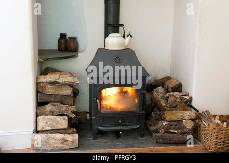 Auf holz Wasserkocher Kaminofen Stockfoto