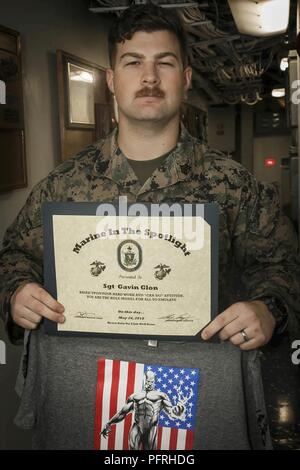 Atlantischer Ozean (26. Mai 2018) US Marine Corps Sgt. Gavin Glon, 26, ein Eingeborener von South Bend, Indiana und Tank Commander zum Tank Platoon, Fox, Bataillon Landung Team, 2.BATAILLON, 6 Marine Regiment zugeordnet, ist der Sieger der Marine Im Spotlight Award für außergewöhnliche Leistung und Verhalten an Bord der Station Landung Schiff USS Oak Hill (LSD 51), während der Fahrt, 26. Mai 2018. Oak Hill, Home-in Virginia Beach, Virginia portiert, und der 26. MEU leiten naval Operations in den USA 6 Flotte Bereich der Operationen. Stockfoto