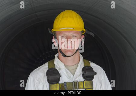 Airman 1st Class Ryan Hobbs, 380 KC-10 Crew Chief, Retouren aus Ein- und Auslass Inspektion am Motor 2 von einer KC-10 Flugzeuge, Al Dhafra Air Base, Vereinigte Arabische Emirate, 29. Mai 2018. Mannschaft Leiter sind verantwortlich für die Wartung der Flotte des 380 Air Expeditionary Wing von Flugzeugen. Stockfoto