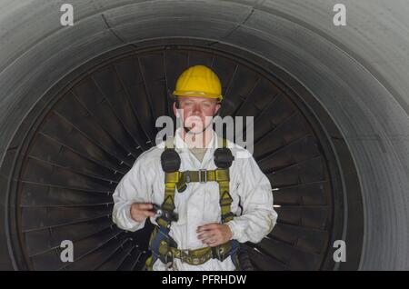 Airman 1st Class Ryan Hobbs, 380 KC-10 Crew Chief, Retouren aus Ein- und Auslass Inspektion am Motor 2 von einer KC-10 Flugzeuge, Al Dhafra Air Base, Vereinigte Arabische Emirate, 29. Mai 2018. Mannschaft Leiter sind verantwortlich für die Wartung der Flotte des 380 Air Expeditionary Wing von Flugzeugen. Stockfoto