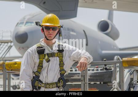 Airman 1st Class Ryan Hobbs, 380 KC-10 Mannschaft Leiter, nach der Ein- und Auslassseite Inspektion am Motor 2 von einer KC-10 Flugzeuge, Al Dhafra Air Base, Vereinigte Arabische Emirate, 29. Mai 2018. Als Crew Chief Hobbs führt Inspektionen und Reparaturen KC-10 Motoren. Stockfoto