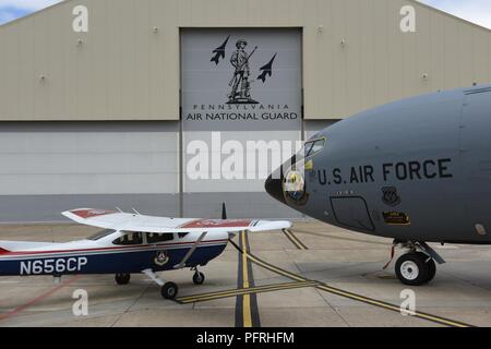 Einer KC-135 Flugzeuge aus 171St Air Refuelling Flügel Parks der Texas Air National Guard entlang einer Civil Air Patrol Cessna 182 Flugzeuge Seite als Teil der Gesamtkraft Parters Malerei Relais 23. Mai 2018. Stockfoto