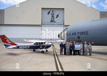 Pennsylvania Luft der Nationalgarde von der 171St Air Refuelling Flügel bewirtete die Civil Air Patrol Gesamtkraft Parters Malerei Relais 23. Mai 2018. Das Gemälde wurde in der Auslieferung zum Pentagon, wo es angezeigt wird. Kadetten aus der Civil Air Patrol 3733 tourte eine KC-135 Flugzeuge während der Civil Air Patrol Cessna 182 Flugzeuge an der Seite geparkt. Stockfoto