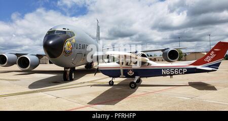 Einer KC-135 Flugzeuge aus 171St Air Refuelling Flügel Parks der Texas Air National Guard entlang einer Civil Air Patrol Cessna 182 Flugzeuge Seite als Teil der Gesamtkraft Parters Malerei Relais 23. Mai 2018. Stockfoto