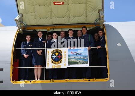 Kadetten aus der Civil Air Patrol 3733 tourte eine KC-135 Flugzeuge zu 171St Air Refuelling des Pennsylvania Air National Guard Flügel während der gesamten Kraft Parters Malerei Relais 23. Mai 2018. Stockfoto