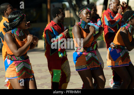 Durban, KwaZulu-Natal, Südafrika, Erwachsene, Männer, Frauen, kulturelle Kleid, Singen und Tanzen, Straßenkünstler, an uShaka Marine World, Gruppe Stockfoto