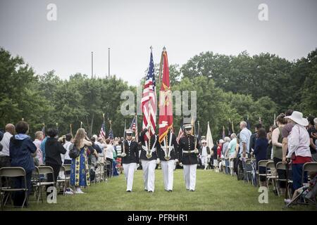 Das US Marine Corps Base Quantico Color Guard zieht sich die Farben bei der 35. ordentlichen Potomac Region Veteranen des Memorial Day Zeremonie auf dem National Friedhof, Triangle Quantico, Virginia, 28. Mai 2018 statt. Die Zeremonie zum Vertreter von lokalen Veteranen Organisationen, die Rolling Thunder Motorcycle Club, und ein Gastredner. Stockfoto