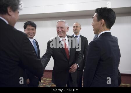 Verteidigungsminister James N. Mattis, General Joseph F. Dunford Jr., Vorsitzender des Generalstabs, Treffen mit dem japanischen Minister Itsunori Onodera und Mitgliedern seines Kabinetts am Joint Base Pearl Harbor-Hickam, Honolulu am 29. Mai 2018. Stockfoto