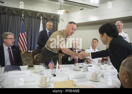 Verteidigungsminister James N. Mattis, General Joseph F. Dunford Jr., Vorsitzender des Generalstabs, Treffen mit dem japanischen Minister Itsunori Onodera und Mitgliedern seines Kabinetts am Joint Base Pearl Harbor-Hickam, Honolulu am 29. Mai 2018. Stockfoto