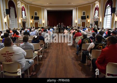 Phil Bryant, Mississippi Gouverneur, liefert Erläuterungen während des Memorial Day Zeremonie an der Biloxi National Cemetery, Biloxi, Mississippi, 28. Mai 2018. Die Zeremonie, die das ultimative Opfer gemacht haben, während in den Streitkräften Dienst geehrt. Stockfoto