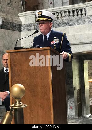 Kapitän Brendan McPherson, Stabschef, Coast Guard 13. Bezirk, spricht in einem Memorial Day Zeremonie an der Washington State Capitol, 28. Mai 2018 statt. Die Zeremonie war einer von zwei auf dem Washington State Capitol Campus an diesem Tag statt. Stockfoto