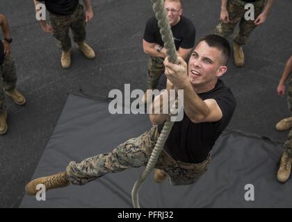 Sergeant Bradley Braun, eine Verwaltung Sekretärin 6. Marine Corps Bezirk, nimmt an den Schlachten gewonnen Herausforderung als Teil der Coca-cola 600 am Charlotte Motor Speedway am 24. Mai 2018. Die Marines nahmen an der Schlachten gewonnen Herausforderung Anhänger an der Coca-cola 600 NASCAR Rennen, um das Bewusstsein für die Möglichkeiten, die das Marine Corps zur Verfügung stellen können. Stockfoto