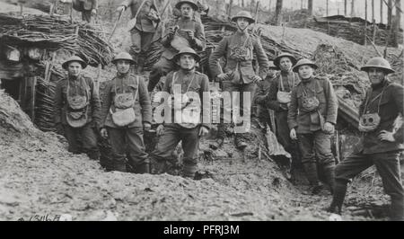 Us-Marines außerhalb eines Unterstandes im Ersten Weltkrieg die Marines als Teil der 2. Division der American Expeditionary Force kämpften. Ihren ersten Kampf war in Belleau Wood im Juni 1918 gekämpft. Stockfoto