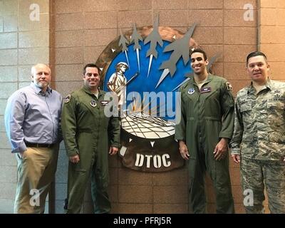 (Nach rechts) James Neil, Maj. Michael Shea, Tech. Sgt. Mark Roberts und Senior Master Sgt. Erik Shinsato, alle der Alaska Air National Guard besuchen Sie die Dezentrale Ausbildung und Operations Center (Dtoc) an der 132 D-Flügel in Des Moines, Iowa am 22. Mai 2018. Die AANG Mitglieder waren in der Lage, Szenarien und Training Veranstaltungen diskutieren. Stockfoto