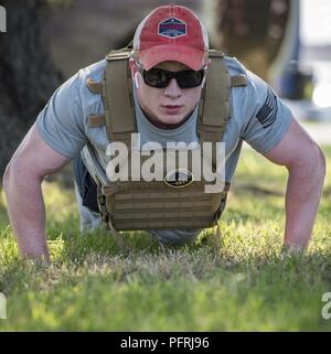 NORFOLK, Virginia (24. Mai 2018) Der Maschinist Mate (nuklearen) 2. Klasse Blake Welch, von Hayden, Idaho, auf dem Flugzeugträger USS George H.W. zugeordnet Bush (CVN 77), beginnt die erste seiner Push-ups für den Murph Herausforderung Fitness Event in Anerkennung der Memorial Day. Die murph Herausforderung ehrt Oberstleutnant Michael Murphy, ein Navy SEAL, die in Afghanistan im Jahr 2005 starb. Die Herausforderung besteht darin, eine Meile laufen, 100 Pull-ups, 200 Push-ups, 300 hockt, und die zweite Meile laufen, alle innerhalb einer Stunde. Stockfoto