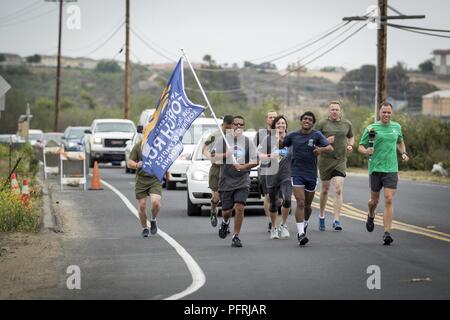 Mehr als 30 Marines aus Sicherheits- und Rettungsdienste Bataillon und der Provost Marshal Office nahmen an der 2018 Gesetzdurchführung-Fackel laufen zur Unterstützung der Special Olympics auf die Marine Corps Base Camp Pendleton, 31. Mai 2018. Die Einheit erhielt die Fackel von Läufern mit dem Oceanside Polizei im Camp Pendleton Haupttor, wo Sie dann 17 Meilen vom Orange County Sheriff's Polizeiabteilung in San Clemente lief. Stockfoto