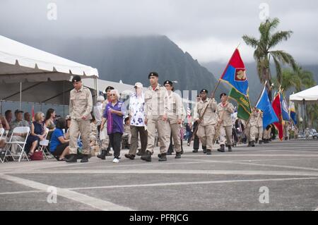 KANEOHE - Kadetten mit der Pennsylvania National Guard Youth Challenge Akademie begleiten die Gäste während der 2018 Governor's Memorial Day Zeremonie an der Hawaii State Veteran-kirchhof, 28. Mai 2018. Stockfoto