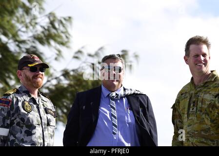 Australische Amphibious Task Group Kommandeure, Kapitän Paul O'Grady und Oberst Malcolm Brunnen Besuch mit dem Bürgermeister, Andrew Wilcox, in Bowen, Queensland, 28. Mai 2018. Us-Marines aus marinen Drehkraft - Darwin sind in Zusammenarbeit mit der australischen Amphibious Task Group während der Übung Meer Serie. Die Serie besteht aus den Befehl Übungen, Infanterie meer Routinen und kulminiert mit einer amphibischen Angriff. Stockfoto