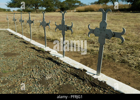 Stahl Kreuze auf Masse Krieg Grab die Erinnerung an die britischen Soldaten bei clouston Memorial Garden für Männer KIA, Schlacht von colenso 15 Dez 1899 markiert Stockfoto