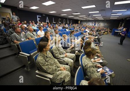 Die Teilnehmer der Krieger Spiele erhalten ein Briefing von Scott Danberg, Krieger Spiele Sport Direktor, bei der Falke Athletic Center, 29. Mai 2018. Der Krieger Spiele, statt Juni 1-9, 2018 an der US Air Force Academy in Colorado, sind ein paralympic - style Wettbewerb für die Verwundeten, Kranken und Verletzten service Mitglieder aus allen US-amerikanischen Filialen der Service und sind in diesem Jahr Mannschaften aus dem Vereinigten Königreich Streitkräfte, die Australian Defence Force und der kanadischen Streitkräfte. Stockfoto