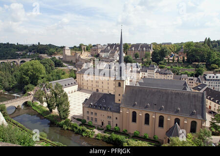 Luxemburg, Eglise de St Jean Baptiste (Kirche St. Johannes der Täufer), Dächer und Petrusse Fluss Stockfoto