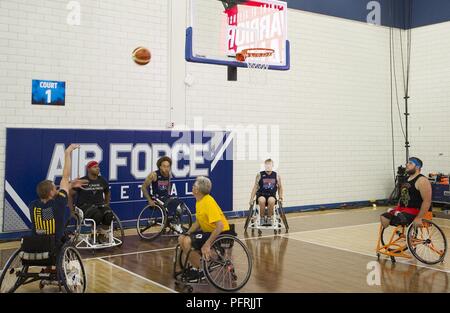Das Team von Navy Rollstuhl Basketball team Praxis Mai 30, 2018, für das DoD Krieger spielen. Der Krieger Spiele, statt Juni 1-9, 2018 an der US Air Force Academy in Colorado, sind ein paralympic - style Wettbewerb für die Verwundeten, Kranken und Verletzten service Mitglieder aus allen US-amerikanischen Filialen der Service und sind in diesem Jahr Mannschaften aus dem Vereinigten Königreich Streitkräfte, die Australian Defence Force und der kanadischen Streitkräfte. Stockfoto