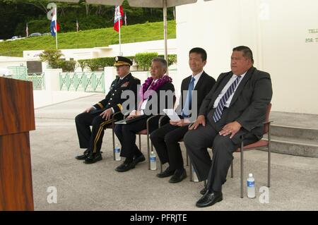 Us-Armee Generalmajor Arthur J. Logan, Adjutant General für Hawaii National Guard, sitzt mit Hawaii Gouverneur David Y. Ige und verehrte Gäste an die 2018 Governor's Veterans Day Zeremonie an der Hawaii State Veteran-kirchhof in Kaneohe, Hawaii, 28. Mai 2018. Das Thema der Veranstaltung war "zu Ehren unserer gefallenen Krieger und Gold Star Familien", eine Parade von Fahnen, Präsentation von floralen leis und Musik aus der 111 Oklahoma Army National Guard Band enthalten. Stockfoto