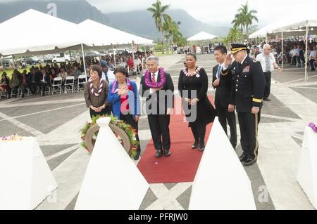 Hawaii Gouverneur David Y. Ige, US-Armee Generalmajor Arthur J. Logan, Adjutant General für Hawaii National Guard, US-Senator Mazie Hirono, US-Kongressabgeordnete Collen Hanabusa und anderen illustren Gästen, stand zu Ehren der Gefallenen service Mitglieder während des 2018 Governor's Veterans Day Zeremonie an der Hawaii State Veteran-kirchhof in Kaneohe, Hawaii, 28. Mai 2018. Das Thema der Veranstaltung war "zu Ehren unserer gefallenen Krieger und Gold Star Familien", eine Parade von Fahnen, Präsentation von floralen leis und Musik aus der 111 Oklahoma Army National Guard Band enthalten. Stockfoto