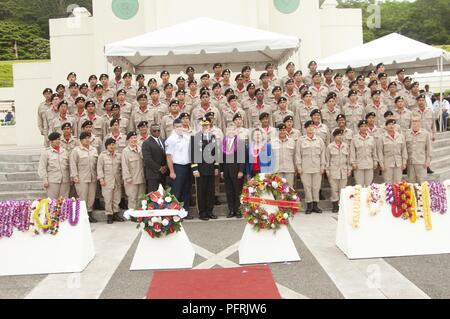 Hawaii Gouverneur David Y. Ige, US-Armee Generalmajor Arthur J. Logan, Adjutant General für Hawaii National Guard, Jugend Herausforderung Akademie Kadetten und andere Gäste posieren für ein Foto nach dem 2018 Governor's Veterans Day Zeremonie an der Hawaii State Veteran-kirchhof in Kaneohe, Hawaii, 28. Mai 2018. Das Thema der Veranstaltung war "zu Ehren unserer gefallenen Krieger und Gold Star Familien", eine Parade von Fahnen, Präsentation von floralen leis und Musik aus der 111 Oklahoma Army National Guard Band enthalten. Stockfoto