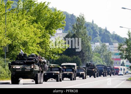 Die Einheimischen von Nachod, Tschechien, Watch Soldaten des 2.Kavallerie Regiment (2 CR) Vorbereiten der tschechisch-polnischen Grenze während ihrer Stryker Konvoi Bewegung nach Litauen zu während der US-Armee in Europa Sabre Streik 18 Übung, am 30. Mai. 2CR Ausführung Schnelle Montage von rund 1.000 Militärfahrzeuge und ungefähr 3.500 Soldaten mit Bewegung durch Polen, Litauen, Tschechien und Estland Stockfoto