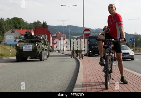 Die Einheimischen von Nachod, Tschechien, Watch Soldaten des 2.Kavallerie Regiment (2 CR) Vorbereiten der tschechisch-polnischen Grenze während ihrer Stryker Konvoi Bewegung nach Litauen zu während der US-Armee in Europa Sabre Streik 18 Übung, am 30. Mai. 2CR Ausführung Schnelle Montage von rund 1.000 Militärfahrzeuge und ungefähr 3.500 Soldaten mit Bewegung durch Polen, Litauen, Tschechien und Estland Stockfoto