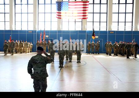 Us-Armee Oberstleutnant Oscar Tiglao, Kommandant der 102 strategisches Signal Bataillon, begrüßt US-Army Colonel Jeff Worthington, Kommandant der 2. Theater Signal Brigade, und übernimmt die Verantwortung für seine Ausbildung bei Abschluss eines Bataillons Ändern des Befehls Zeremonie zum 31. Mai 2018 in Wiesbaden, Deutschland. Stockfoto