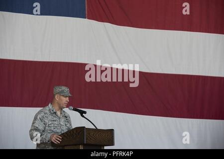 Brig. Gen. Bach Leonard gibt Eröffnungsrede auf der 56. Sitzung der Comptroller Squadron Ändern des Befehls Zeremonie Mai 30, 2018 Luke Air Force Base, Ariz. lt Col Joseph Nicholas aufgegeben Befehl an Maj Sean James. Stockfoto