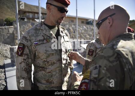 KABUL, Afghanistan (24. Mai 2018) - Master Sgt. Dusan, einem slowakischen Soldaten Senior Advisor und School of Excellence (SOE) Commando Qualifikation Kurs Mentor erhält sein Ende der Tour Preis während einer Zeremonie in der Nähe von Kabul, Afghanistan, 24. Mai 2018 statt. Die slowakische Special Operations Advisory Team (SOAT) mentored Afghanischen Commando Ausbilder während ihrer sechsmonatigen Einsatz. Stockfoto