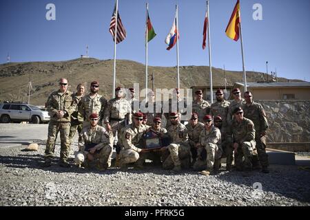 KABUL, Afghanistan (24. Mai 2018) - oberstleutnant Niedringhaus, Afghan National Army Special Operations Command-Special Betrieb Advisory Group (ANASOC - SOAG) Commander und seiner älteren Soldaten Advisor, Sgt. Maj. Berk posieren für ein Gruppenfoto mit der Slowakischen Special Forces Advisory Team (SOAT) für die School of Excellence in der Nähe von Kabul, Afghanistan, 24. Mai 2018. Die slowakische Special Operations Advisory Team betreut die afghanischen Commando Ausbilder während ihrer sechsmonatigen Einsatz. Stockfoto