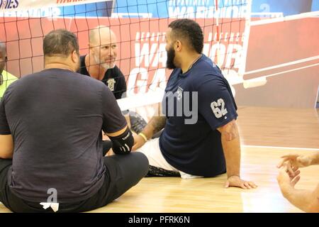 Us-Army Veterans Kapitän Steve Bortle und Sgt. Chris McGinnis in einigen freundlichen' trash talking' während der Sitzung volleyball Praxis engagieren, 30. Mai an der US Air Force Academy Cadet Zentrum Gymnasium, in der Vorbereitung für die Abteilung 2018 der Verteidigung Krieger spielen. Der DoD-Krieger Spiele ist eine adaptive Sport Wettbewerb für die Verwundeten, Kranken und Verletzten service Mitglieder und Veteranen. Rund 300 Athleten aus Teams aus der Armee, Marine Corps, Navy, Air Force Special Operations Command, Vereinigtes Königreich Streitkräfte, der Kanadischen Streitkräfte, und die Australian Defence Force wird Ju konkurrieren Stockfoto