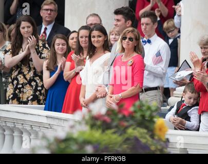 Präsident Donald J. Trumpf erkennt die Opfer des Service-Mitglieder und ihre Familien im Rahmen der Memorial Day Adresse während des 150-jährlichen Verteidigungsministerium) National Memorial Tag Beachtung durch die Verteidigungsminister auf dem Arlington National Cemetery, 28. Mai 2018 veranstaltet. Senior Leadership aus der ganzen DoD gesammelt zu Ehren Amerikas militärische Service Mitglieder gefallen. Stockfoto