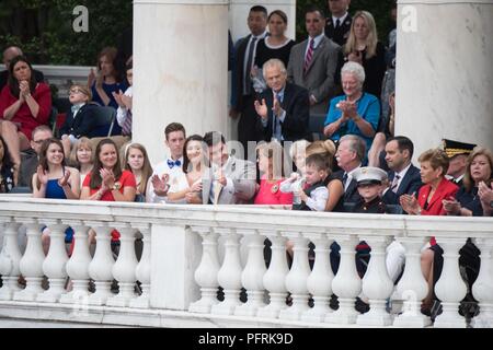 Präsident Donald J. Trumpf erkennt die Opfer des Service-Mitglieder und ihre Familien im Rahmen der Memorial Day Adresse während des 150-jährlichen Verteidigungsministerium) National Memorial Tag Beachtung durch die Verteidigungsminister auf dem Arlington National Cemetery, 28. Mai 2018 veranstaltet. Senior Leadership aus der ganzen DoD gesammelt zu Ehren Amerikas militärische Service Mitglieder gefallen. Stockfoto