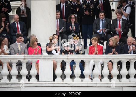 Präsident Donald J. Trumpf erkennt die Opfer des Service-Mitglieder und ihre Familien im Rahmen der Memorial Day Adresse während des 150-jährlichen Verteidigungsministerium) National Memorial Tag Beachtung durch die Verteidigungsminister auf dem Arlington National Cemetery, 28. Mai 2018 veranstaltet. Senior Leadership aus der ganzen DoD gesammelt zu Ehren Amerikas militärische Service Mitglieder gefallen. Stockfoto