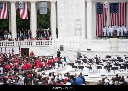 Präsident Donald J. Trumpf erkennt die Opfer des Service-Mitglieder und ihre Familien im Rahmen der Memorial Day Adresse während des 150-jährlichen Verteidigungsministerium) National Memorial Tag Beachtung durch die Verteidigungsminister auf dem Arlington National Cemetery, 28. Mai 2018 veranstaltet. Senior Leadership aus der ganzen DoD gesammelt zu Ehren Amerikas militärische Service Mitglieder gefallen. Stockfoto