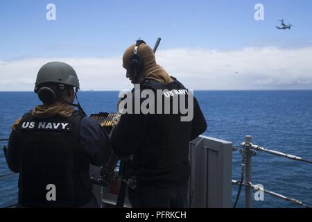 U.S. Navy Petty Officer 2nd class Jenna V. Parker (links) und Petty Officer 3rd Class Gabriel J. Snider (rechts) mit den Waffen Abteilung, Essex Amphibious Ready Group (ARG), der Sicherheit im Flugbetrieb an Bord der Wasp-Klasse amphibisches Schiff USS Essex (LHD2) während der Fahrt in den Pazifischen Ozean, 30. Mai 2018. Das Essex ARG und 13th Marine Expeditionary Unit (MEU) sind die Durchführung von Composite Trainingsgerät Übung (COMPTUEX), die letzte Übung vor der bevorstehenden Bereitstellung. Diese Übung überprüft die Fähigkeit der ARG/MEU Team anzupassen Missionen auszuführen und in immer Chang Stockfoto