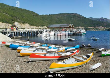 Argentinien, San Martin de los Andes, Lago Lacar, Kanus und Boote am Strand und in den See Stockfoto