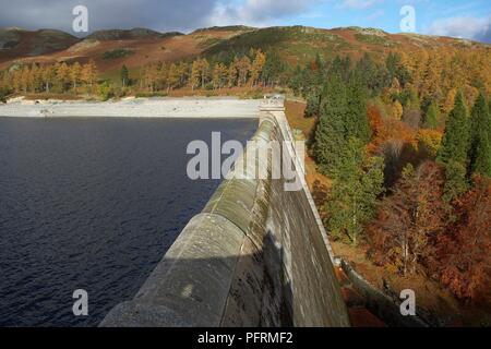 Grossbritannien, England, Lake District, Haweswater Damm auf herbstliche Landschaft mit bedrohlichen Himmel über Stockfoto