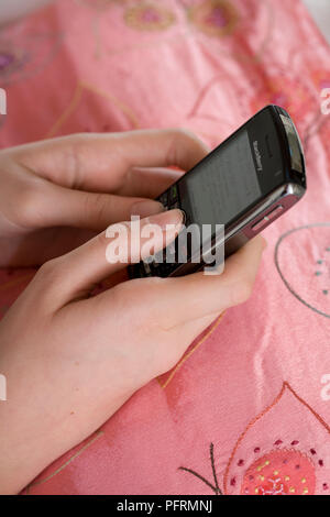 In der Nähe von Mädchen Hände schreiben SMS auf Handy Stockfoto