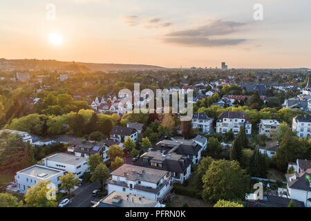 Antenne drone Blick auf Straßen in Bonn Bad Godesberg, der ehemaligen Hauptstadt der Bundesrepublik Deutschland mit einem typisch deutschen Haus Nachbarschaft Stockfoto