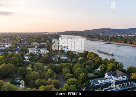 Antenne drone Blick auf Straßen in Bonn Bad Godesberg, der ehemaligen Hauptstadt der Bundesrepublik Deutschland mit einem typisch deutschen Haus Nachbarschaft Stockfoto