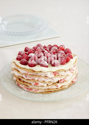 Schwedische Pfannkuchen stack Kuchen gekrönt mit Himbeeren Stockfoto