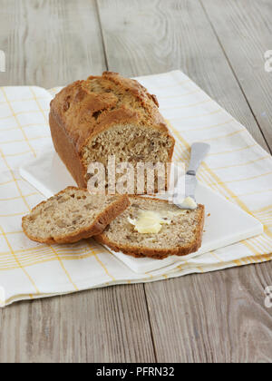 Banane und Walnuss Brot, Brot und Butter Schichten Stockfoto