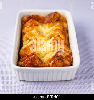 Brot und Butter Pudding in Weiß Auflaufform auf Tisch, Nahaufnahme Stockfoto